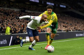 九游游戏盒-里程碑夜！托特纳姆止住颓势，足总杯集结日刷纪录，管理层满意，轮换策略成焦点(曼联时隔八年再捧足总杯冠军)