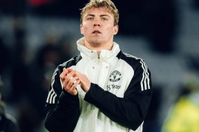 九游游戏中心-詹姆斯在曼联比赛中比赛规则变更，比赛局势复杂引发热议！气势如虹延续(詹姆斯历年季后赛历程)